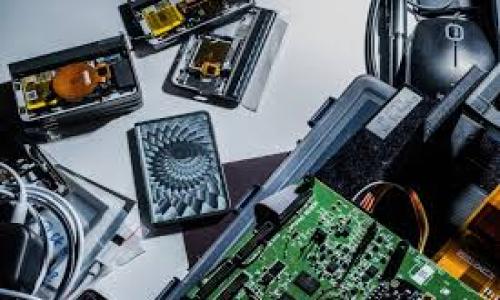 关于在区块链上进行tokenim（代币）发行和上链的成本，可以涉及多个方面的费用，具体取决于所选择的区块链网络、智能合约的复杂性以及具体需求等。以下是一些主要的费用组成部分：

1. 区块链网络费用
不同的区块链有不同的交易费用，例如以太坊、Binance Smart Chain、Solana等都有自己的收费标准。在以太坊上，上链代币通常需要支付“Gas Fee”，这一费用会随着网络的拥堵程度波动。当前（2023年），在以太坊上创建一个简单的ERC-20代币的Gas费用可能在几十到几百美元之间。相比之下，其他链如BSC通常费用较低，也许十几美元就能完成。

2. 智能合约开发费用
如果你没有编程经验，可能需要雇佣开发者来为你编写智能合约。智能合约的复杂性直接影响开发成本。简单的代币合约可能只需几百美元，但若需要更多功能，费用可能会增长到几千美元。

3. 审计费用
为了确保代币的安全性，很多项目会选择对智能合约进行审计。这对于投资者来说是重要的信号，因为合约中存在漏洞会带来重大风险。审计费用根据公司的声誉和审计的复杂程度，大致在几千到几万美元不等。

4. 营销与推广费用
上链后，需要有效地推广你的代币。这包括社交媒体营销、影响者合作、广告等，这些费用可能是项目预算中最大的部分。根据推广策略不同，预算可能从几千到数十万美元不等。

5. 法律咨询费用
针对代币发行，尤其是在某些法律环境严格的国家，可能需要法律咨询以确保合规。这笔费用完全取决于国家法规和咨询公司。

总结
总的来说，在区块链上进行tokenim的费用可能在几百到几万之间，具体取决于多个因素。如果你只是想创建一个简单的代币，费用会比较低，但如果你期望实现更多功能并确保安全性，预算自然会大幅提高。

相关问题

1. 创建代币的流程是怎样的？
创建代币的流程可以简化为几个关键步骤：
ol
listrong选择区块链平台：/strong根据你的需求选择一个合适的区块链平台，比如以太坊、BSC、Polkadot等。/li
listrong编写智能合约：/strong根据代币的需求编写智能合约，通常需要遵循相应的标准（如ERC-20或BEP-20）。/li
listrong测试合约：/strong在测试网络上进行充分的测试，确保合约无误，功能正常。/li
listrong上线与发布：/strong将智能合约部署到主网，并进行宣传。/li
/ol

这个流程对于不同的项目可能有所不同，但大致可以按照这样的步骤进行。

2. 上链的代币能否获得投资者的认可？
说到获得投资者的认可，这不仅仅取决于代币本身，更取决于多个因素：
ol
listrong团队背景：/strong团队的经验、背景和信任度在投资者心中非常重要。/li
listrong项目愿景：/strong项目的愿景和发展方向需要具有清晰性与吸引力。/li
listrong社区建设：/strong完善的社区支持是成功的代币项目的重要驱动力。/li
/ol

我真心觉得，一个有良好愿景和强大社区支持的代币更容易获得认可。投资者往往寻求长期的价值，而不是短期的炒作。

当然，也有实在让人有点遗憾的情况，有些代币虽然有潜力，但因为缺乏营销，或是团队失信而无法吸引到足够的投资者关注，最终不得不退出市场。 

总之，代币上链不仅是技术问题，更是一个复杂的商业行为。了解市场、透明沟通、做好合规都是成功的重要因素。

希望这些信息对你有所帮助！